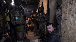 Quân nhân Ukraine nghỉ ngơi sau khi trở về từ vị trí tiền tuyến ở vùng Donetsk vào ngày 4/8. Ảnh: Reuters.