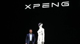 He Xiaopeng, đồng sáng lập kiêm chủ tịch của hãng sản xuất xe điện Trung Quốc Xpeng, ra mắt robot hình người Iron thế hệ tiếp theo của công ty. Ảnh: AFP.