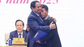 Gặp Thủ tướng, trưởng bản cứu 90 dân trong lũ dữ chia sẻ tâm tư, mong muốn