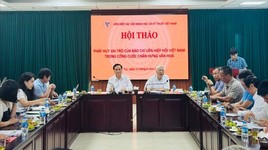 Cử chỉ “dẫn tay ra thảm đỏ” hay “đánh nhau ở sảnh thang máy” đều thể hiện văn hóa con người