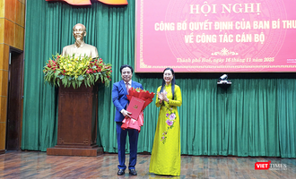 Bà Bùi Thị Quỳnh Vân, Phó trưởng Ban Tổ chức Trung ương trao Quyết định cho ông Nguyễn Khắc Toàn. Ảnh Dũng Văn