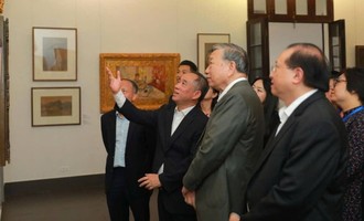 TS Nguyễn Anh Minh giới thiệu với Tổng bí thư Tô Lâm về các tác phẩm đang được trưng bày tại Bảo tàng Mỹ thuật Việt Nam.