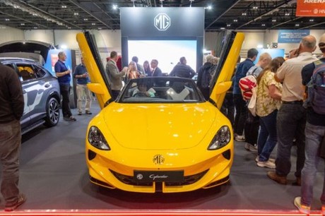 Gian hàng của thương hiệu ô tô Trung Quốc MG tại Everything Electric London, một triển lãm xe điện và năng lượng gia đình, tại London vào ngày 17 tháng 4. Ảnh: Xinhua.