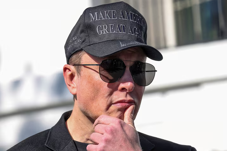 Giám đốc điều hành Tesla Elon Musk nhìn bên cạnh Tổng thống Mỹ Donald Trump đang nói chuyện với giới truyền thông, tại Nhà Trắng ngày 11/3. Ảnh: Reuters.