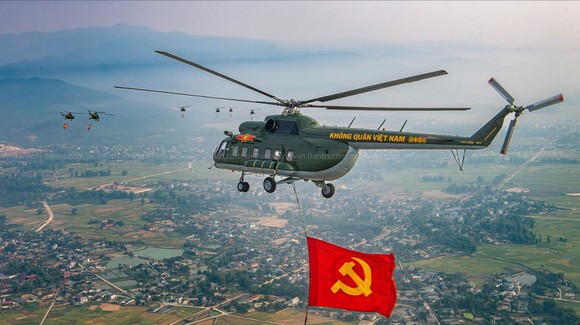 Máy bay trực thăng diễu hành, nổ 21 loạt đại bác tại lễ kỷ niệm 70 năm chiến thắng Điện Biên Phủ