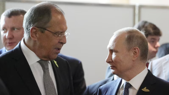 Ngoại trưởng Nga Sergei Lavrov và Tổng thống Vladimir Putin. Ảnh: Reuters.
