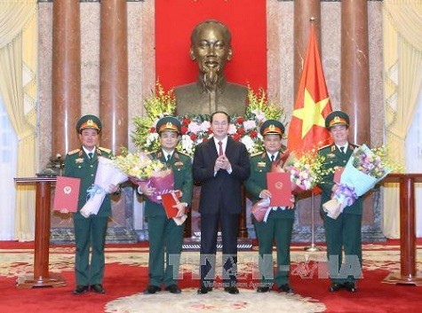 Thăng quân hàm 4 sĩ quan cấp cao lên Thượng tướng Chủ tịch nước trao Quyết định cho 4 sĩ quan cao cấp. Ảnh: TTXVN