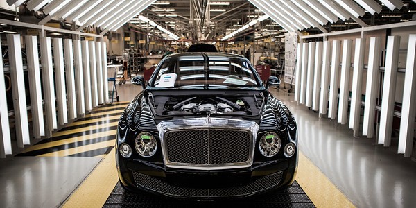 Brexit phủ sương mù lên ngành công nghiệp ô tô Một chiếc Bentley đang được hoàn thiện bên trong nhà máy của hãng tại Crewe (Anh).