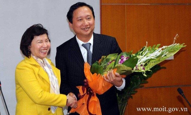 Hai “khuyết điểm” và khối tài sản khủng của Thứ trưởng Hồ Thị Kim Thoa Bà Hồ Thị Kim Thoa trong một lần trao quyết định bổ nhiệm cho ông Trịnh Xuân Thanh.