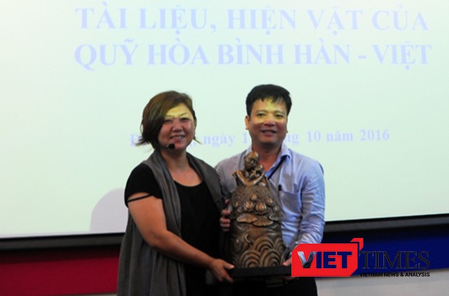 Hàn Quốc tặng hiện vật để “Thành thật xin lỗi Việt Nam”! Quỹ Hòa bình Hàn-Việt đã trao tặng Bảo tàng Đà Nẵng bức tượng "Pieta Việt Nam" cùng nhiều hiện vật quý như một hành động “Thành thật xin lỗi Việt Nam!”.