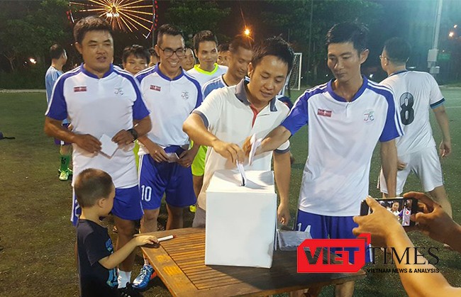 CLB Bóng đá phóng viên Đà Nẵng huy động gần 3,1 tỷ đồng và 20 tấn gạo cho đồng bào vùng lũ Tính đến ngày 22/10, Câu lạc bộ này đã huy động được gần 3,1 tỷ đồng, 20 tấn gạo, cùng nhiều hiện vật ủng hộ đồng bào vùng lũ Quảng Bình, Hà Tĩnh.