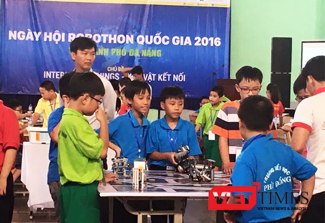 Gần 240 “kỹ sư robot nhí” tham dự Robothon 2016 tại Đà Nẵng Sáng 30/10, 236 "kỹ sư robot nhí" là học sinh đến từ 11 trường tiểu học và Trung tâm Robotic trên địa bàn TP Đà Nẵng đã tham dự Ngày hội Robothon 2016 với chủ đề Internet of Things.