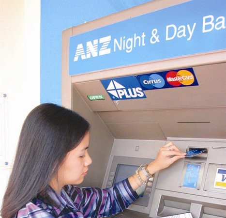 Nước ngoài không đi trên... dây! ANZ đã bán mảng dịch vụ ngân hàng bán lẻ tại Việt Nam cho Shinhan Bank. Ảnh: KINH LUÂN