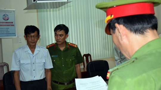 Bắt Chánh thanh tra Sở Khoa học - Công nghệ Trà Vinh Công an đọc lệnh quyết định khởi tố, bắt giam bị can Trần Hồng Nguyên.