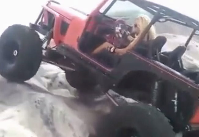 Người đẹp trổ tài lái xe off-road Ảnh cắt từ clip