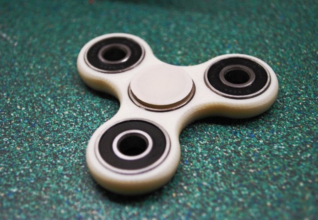 Fidget Spinner là gì? Cách chơi fidget spinner từ dễ đến khó Thiết kế của một chiếc fidget spinner. Ảnh Internet
