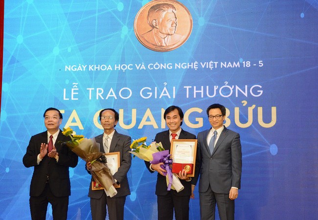 Lượng bằng sáng chế của Việt Nam còn kém so với khu vực Phó Thủ tướng Vũ Đức Đam và Bộ trưởng Bộ KH&CN Chu Ngọc Anh tặng giấy chứng nhận và hoa chúc mừng hai nhà khoa học nhận Giải thưởng. (Ảnh: Dân trí)