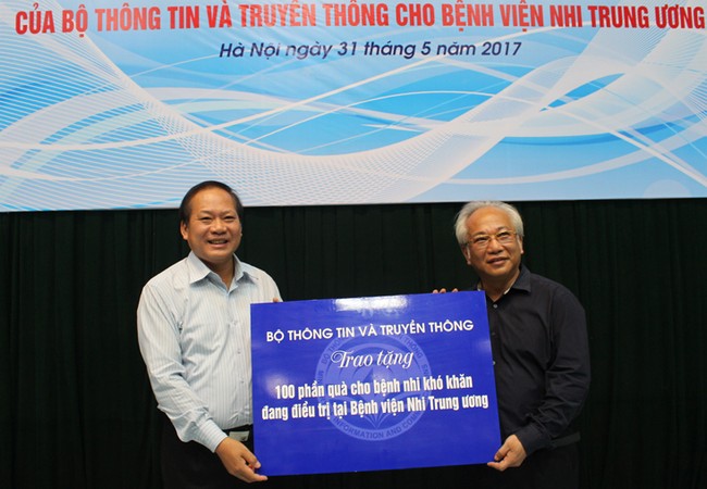 Bộ trưởng Trương Minh Tuấn tặng quà cho Bệnh viện Nhi Trung ương Bộ trưởng Trương Minh Tuấn trao 100 suất quà cho bệnh nhi khó khăn đang điều trị
tại Bệnh viện Nhi Trung ương