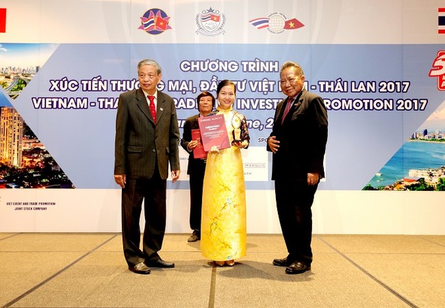 Nam A Bank - Top 10 doanh nghiệp ASEAN tiêu biểu 2017 Bà Nguyễn Thị Thu Hà – Đại diện Nam A Bank vinh dự nhận giải thưởng từ Chương trình tại Bangkok – Thái Lan.