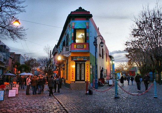 10 con đường lãng mạn bậc nhất hành tinh Caminito (Argentina): Những con đường ở Caminito nằm dọc theo bến cảng La Boca (phía đông nam thủ đô Buenos Aires) vô cùng nổi bật nhờ những mảng tường nhiều màu sắc rực rỡ. Ảnh: Argentina-travel-blog.