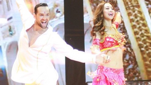 Video: Jennifer Phạm quá gợi cảm khi hóa cô dâu 8 tuổi Vẻ gợi cảm của bà mẹ hai con khiến người xem không thể rời mắt.