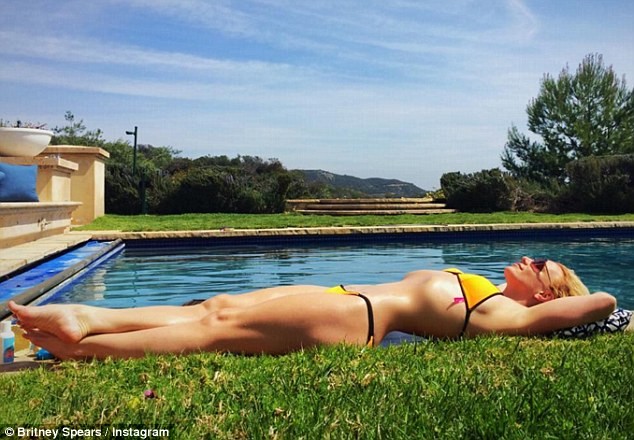 Video: Britney Spears mặc bikini vàng nhảy múa gợi cảm Video: Britney Spears mặc bikini vàng nhảy múa gợi cảm