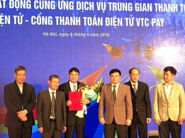 VTC Pay được cấp giấy phép cung ứng dịch vụ Trung gian thanh toán Thứ trưởng Nguyễn Thành Hưng (thứ 2 từ trái sang) và đại diện NHNN chứng kiến lễ trao giấy giấy phép cung cấp dịch vụ trung gian thanh toán cho Tổng công ty VTC
