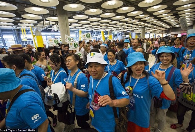 Tỷ phú Trung Quốc Đã có 2.500 nhân viên tham gia chuyến đi này. Họ từ Trung Quốc tới Madrid vào ngày 5/5 trên 20 chuyến bay riêng biệt.
