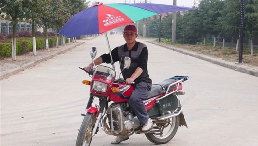 1001 kiểu độ xe máy chống nắng nóng chỉ có ở Việt Nam Ảnh minh hoạ