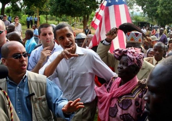 Bí mật chưa kể về cái họ của Tổng thống Barack Obama Ông Obama trong chuyến thăm Kenya năm 2006. (Nguồn: Reuters)