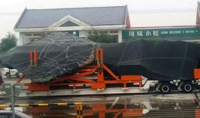 Video: Báo Nga chê J-31 Trung Quốc chưa thể là máy bay tàng hình Ảnh máy bay được cho là chiếc J-31 thứ hai bị sự cố và được trùm bạt kín trên xe tải, chụp ngày 3.7.2016 - Weibo