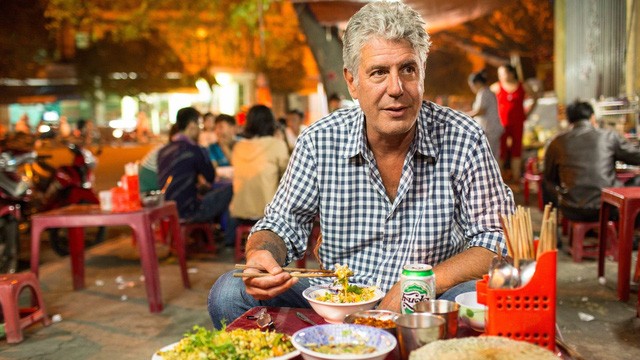 Video: Đầu bếp Mỹ thích thú với bún 'mắng' ở Hà Nội Theo đầu bếp Anthony Bourdain, một “phong cách” bán hàng kỳ lạ khiến ẩm thực gia Bourdain cảm thấy rất thú vị trong cách nhìn cởi mở của ông về đời sống sinh hoạt văn hóa - ẩm thực của người dân thủ đô.