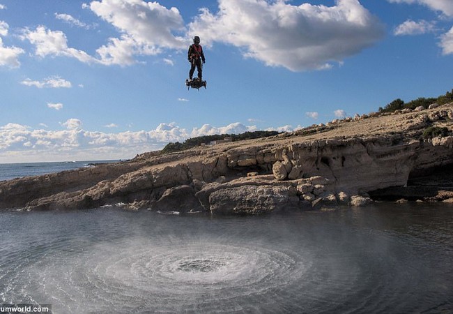 Video: Flyboard Air có khả năng bay độc lập đến 10 phút, đạt tới độ cao gần 3 km, với tốc độ tối đa 150 km/h.