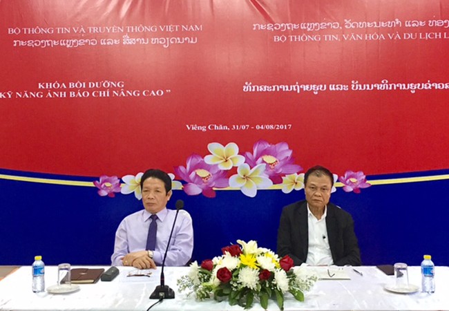 Khai giảng khóa bồi dưỡng nghiệp vụ báo chí cho các nhà báo Lào Thứ trưởng Bộ TT&TT Việt Nam Hoàng Vĩnh Bảo và Thứ trưởng Bộ Thông tin - Văn hoá và Du lịch Lào tham dự và phát biểu tại lễ khai giảng