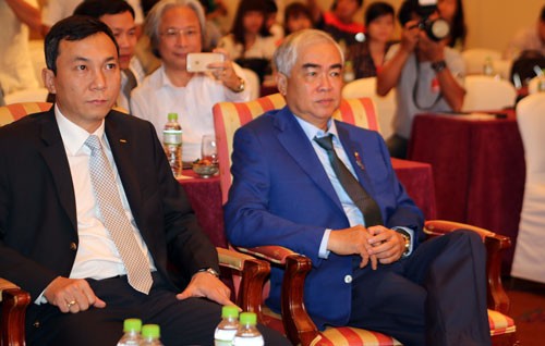 Làm bóng đá trẻ sao có hàng trăm triệu hối lộ? Phó Chủ tịch Trần Quốc Tuấn và Chủ tịch Lê Hùng Dũng trong một hội nghị của VFF