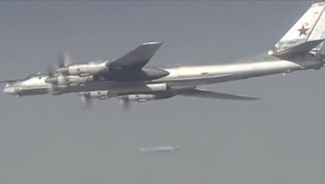 Chiến đấu cơ Nga thiêu rụi 500 xe chở dầu IS Máy bay Nga thả bom xuống vị trí của IS ở Syria - Ảnh: Reuters