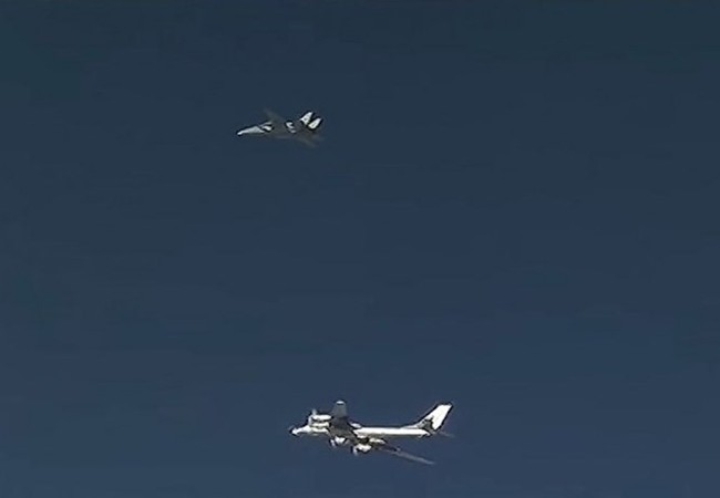 Máy bay Nga được máy bay Iran hộ tống, phóng tên lửa từ không phận Iran đánh IS Phía trên là 1 chiếc F-14 của Iran đang bay hộ tống chiếc máy bay ném bom Tu-95MS của Nga phía dưới