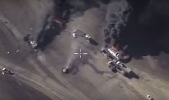 Sốc: Nga phát hiện tới 12.000 xe bồn ở biên giới Syria - Thổ Nhĩ Kỳ Ảnh cắt ra từ video máy bay Nga không kích IS - Ảnh: Express