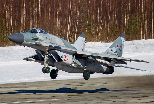 Nga bán 50 chiếc Mig-29 cho ai? Một chiếc Mig-29SMT- bản Mig-29M của không quân Nga với bình nhiên liệu phụ sau buồng lái.