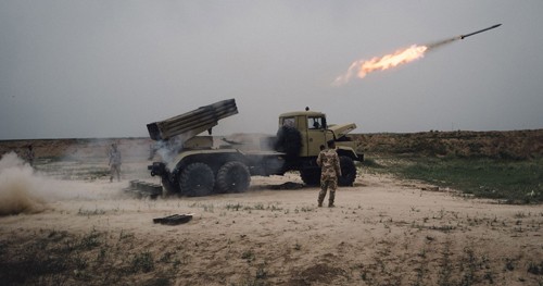 Video Đội quân chống IS chưa đánh đã chạy của Iraq Quân đội Iraq phóng hỏa tiễn vào các vị trí của IS ở ngoại ô thành phố Mosul. Ảnh: MilitaryTimes