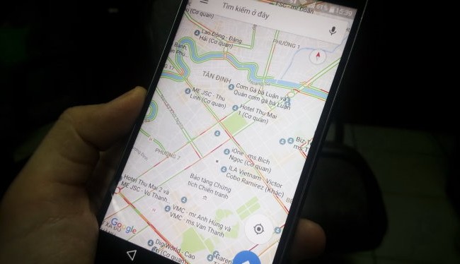Google Maps báo điểm kẹt xe tại Việt Nam Bản đồ số Google Maps trên smartphone hiển thị mật độ giao thông ở TP.HCM qua các màu sắc - Ảnh: Phong Vân