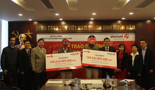 Vietlott đã trao 160 tỷ đồng cho hai người mới trúng giải Jackpot Hai khách hàng lĩnh giải đặc biệt Jackpot của Vietlott.