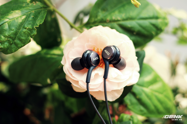 Tai nghe AKG bóc máy Samsung Galaxy S8: build tốt, chất hay, “đá bay” earpods! Ảnh minh họa