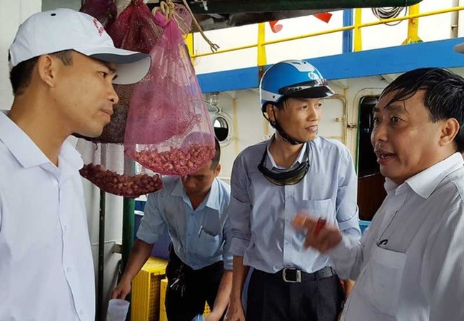 Vụ 18 tàu vỏ thép hư hỏng: Càng tìm hiểu càng choáng nặng Tổ thẩm định độc lập lấy mẫu kiểm tra một tàu vỏ thép hỏng. Ảnh: TL