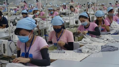 Đề xuất tăng lương tối thiểu vùng 2018 ở mức 6,5% Lương tối thiểu vùng 2018 được đề xuất tăng ở mức 6,5%. Ảnh: TTXVN