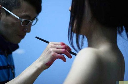 Mẫu cho thuê cơ thể: Cởi càng nhiều, tiền càng “khủng” Vẽ mẫu body-painting ở Trung Quốc