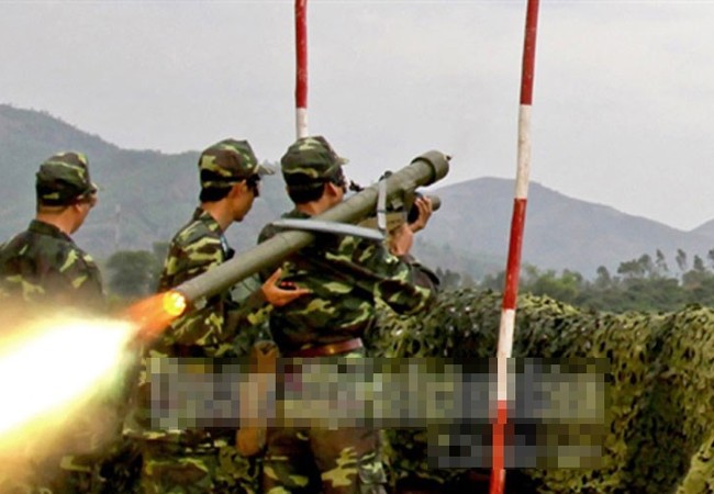 Báo Nga: Việt Nam có công nghệ sản xuất hàng ngàn tên lửa phòng không hiện đại? Khẩu đội phòng không bắn tên lửa Igla trong mộc cuộc diễn tập