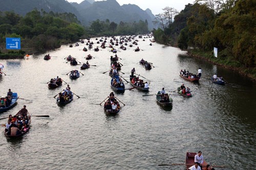 Sẵn sàng cho một mùa lễ hội an toàn, lành mạnh Du khách trẩy hội chùa Hương. Ảnh: PL