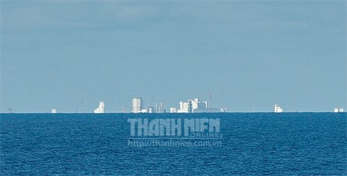 Trung Quốc ngang ngược biến 'nhà chòi' Châu Viên làm 'thành phố nổi' Toàn cảnh bãi Châu Viên bị Trung Quốc cưỡng chiếm từ năm 1988 và đang tập trung xây dựng, cải tạo trái phép. Hình chụp ngày 26.5.2015 - Ảnh: Đình Vinh