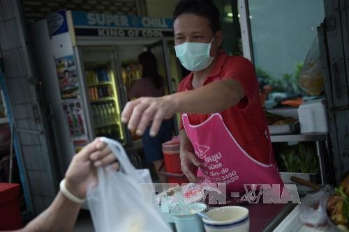 Thái Lan: 175 người phơi nhiễm với bệnh nhân MERS Người dân Thái Lan đeo khẩu trang phòng tránh lây nhiễm MERS tại khu chợ ở Bangkok. Ảnh: AFP/TTXVN